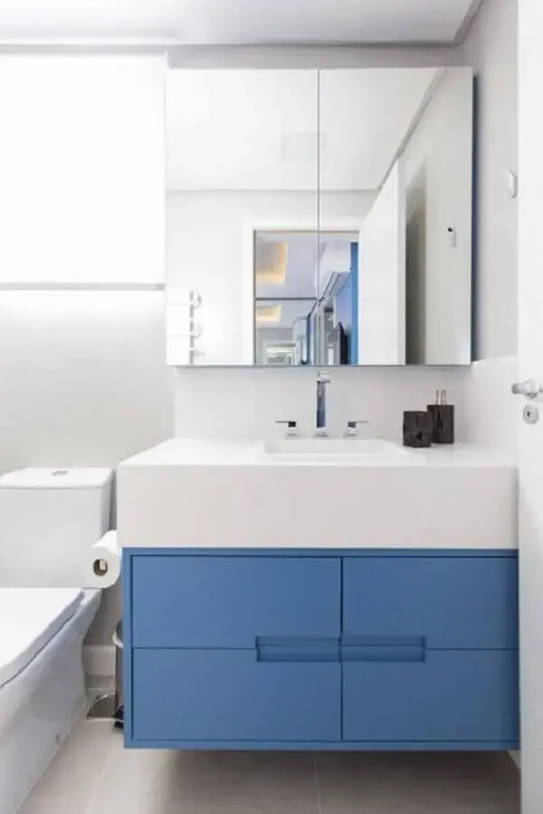 decoração de banheiro sob medida pequeno azul e branco Foto Jeito de Casa