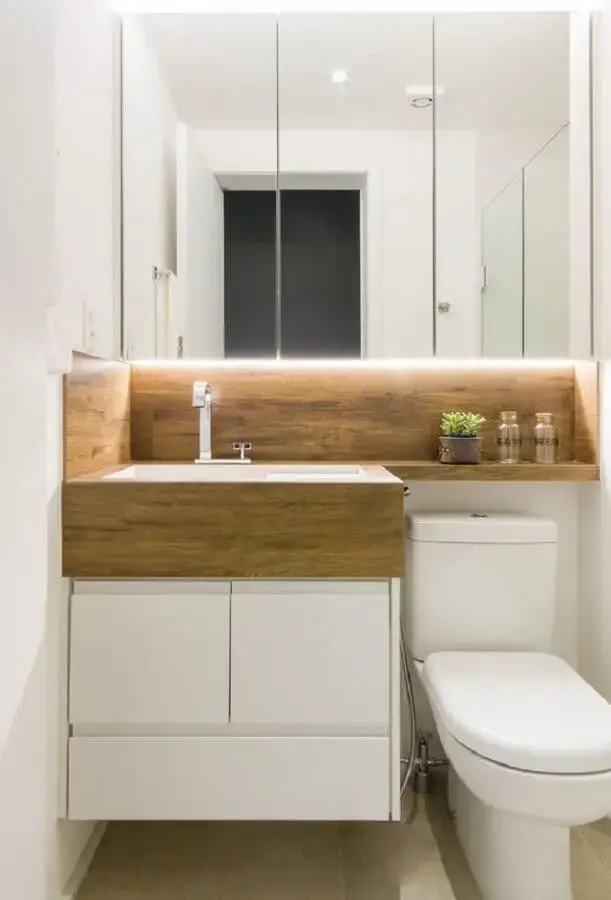 decoração de banheiro sob medida pequeno branco com detalhes em madeira Foto Pinterest