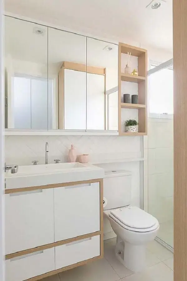 decoração de banheiro sob medida todo branco com detalhes em madeira Foto Pinterest