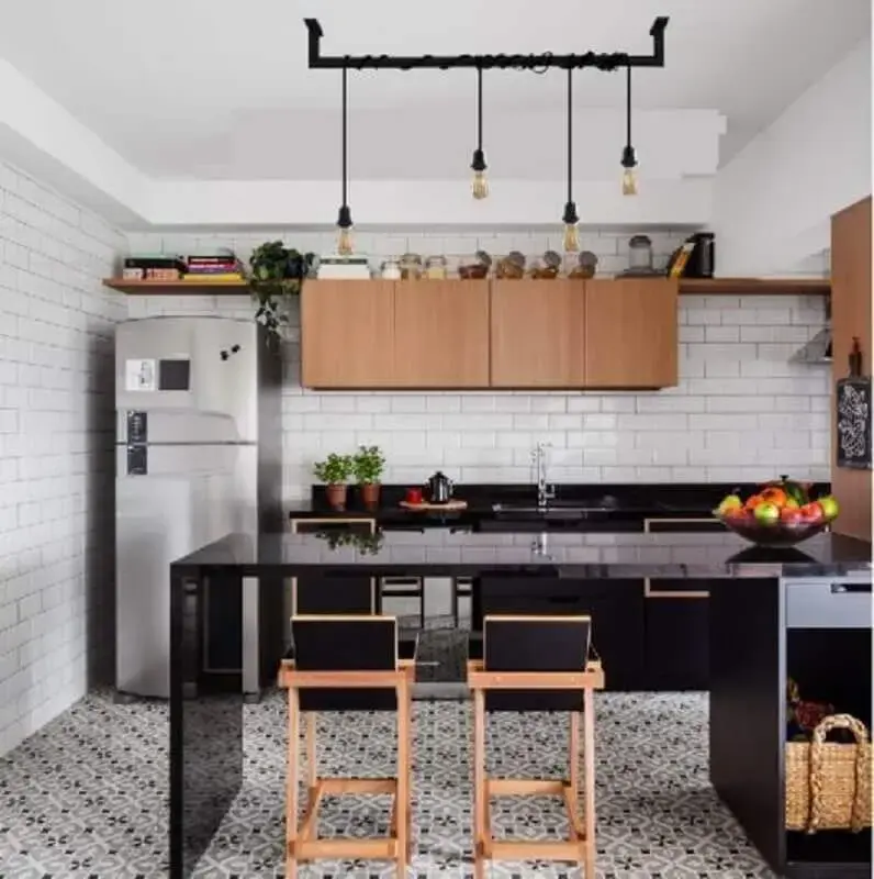 decoração de cozinha planejada com luminária pendente industrial Foto Pinterest