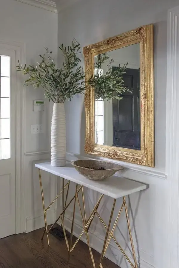 decoração de hall de entrada com espelho com moldura dourada clássica Foto Aracely Campbell