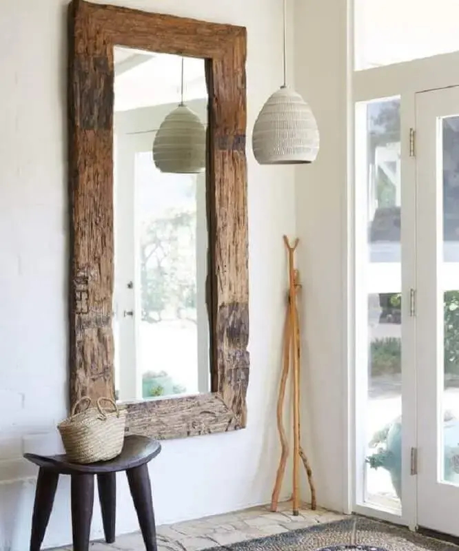 decoração de hall de entrada com espelho rústico de madeira Foto Jeito de Casa