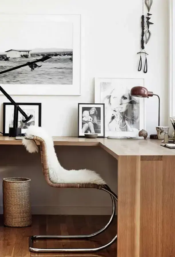 decoração de home office com mesa de canto de madeira Foto Crismatec