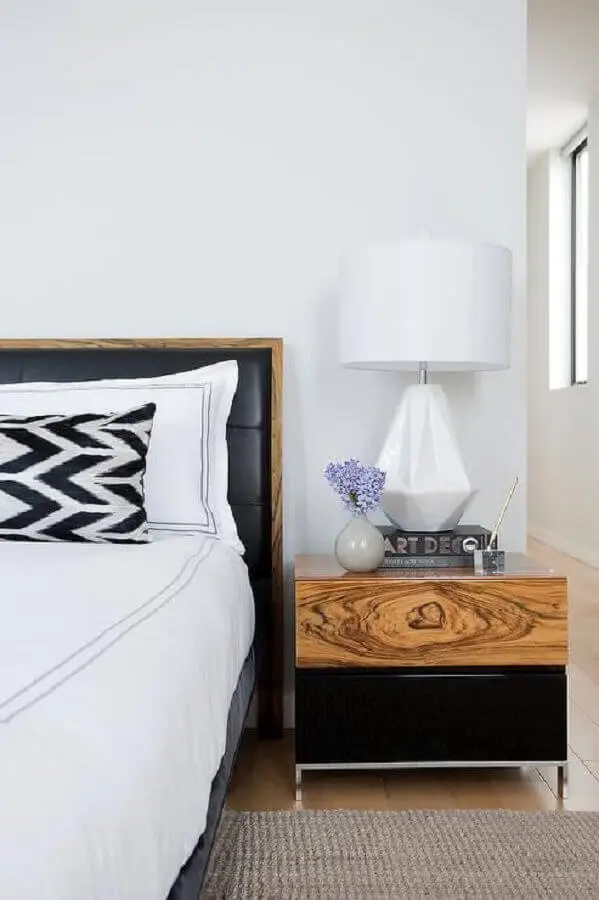 decoração de quarto branco com cabeceira preta com detalhe em madeira Foto DecorPad