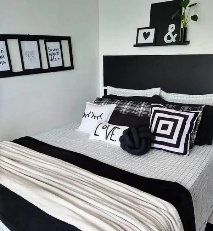 decoração de quarto branco com cabeceira preta de madeira Foto Pinterest