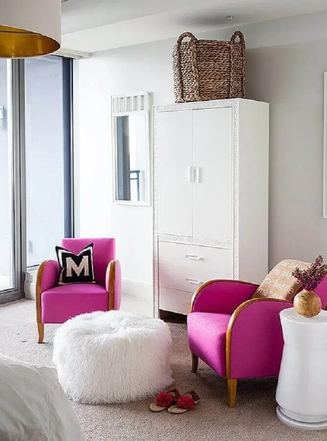 decoração de quarto branco com poltronas coloridas cor de rosa Foto Pinterest