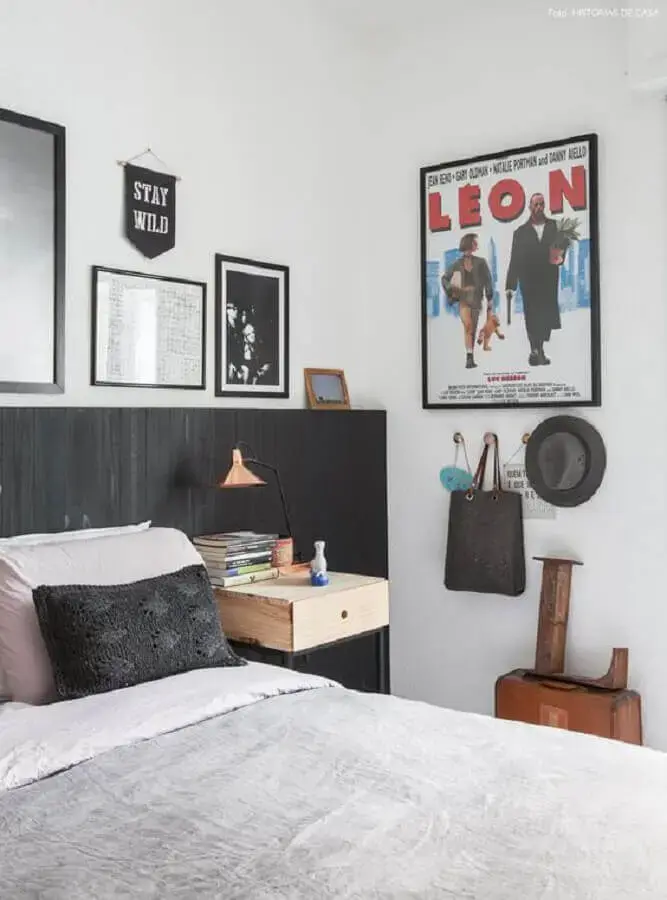 decoração de quarto branco com vários quadros e cabeceira preta de madeira Foto Histórias de Casa