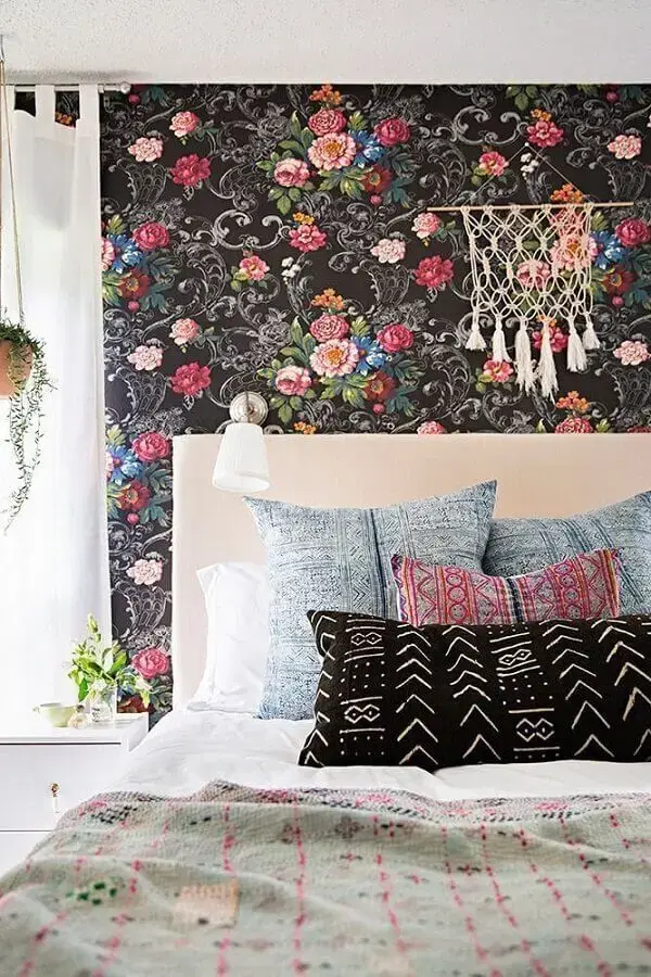 decoração de quarto com papel de parede flores coloridas em fundo preto Foto We Heart It