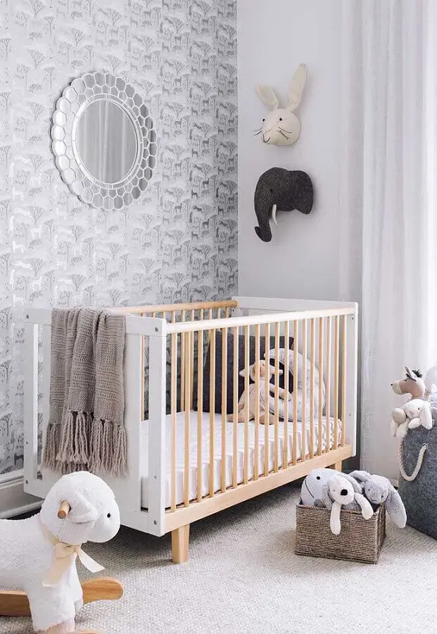 decoração de quarto de bebê com papel de parede tons de cinza e berço de madeira Foto Casa de Valentina