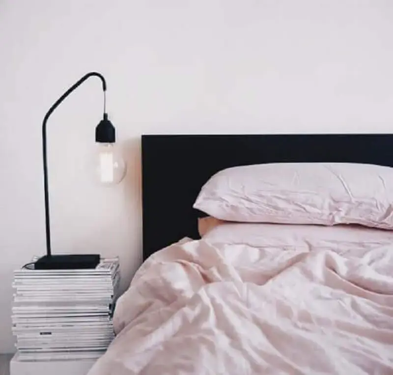 decoração de quarto minimalista com cabeceira estofada preta Foto Pinterest