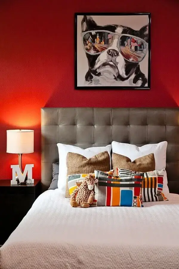 decoração de quarto com cabeceira estofada cinza e parede vermelha Foto Shutterfly
