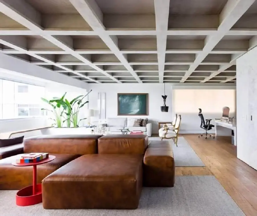 decoração de sala ampla com sofá marrom moderno Foto Suite Arquitetos