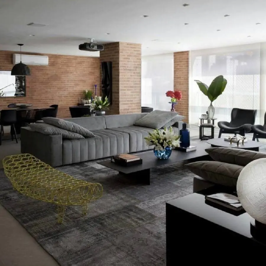 decoração de sala cinza moderna com sofá grande confortável Foto Marcelo Rosset
