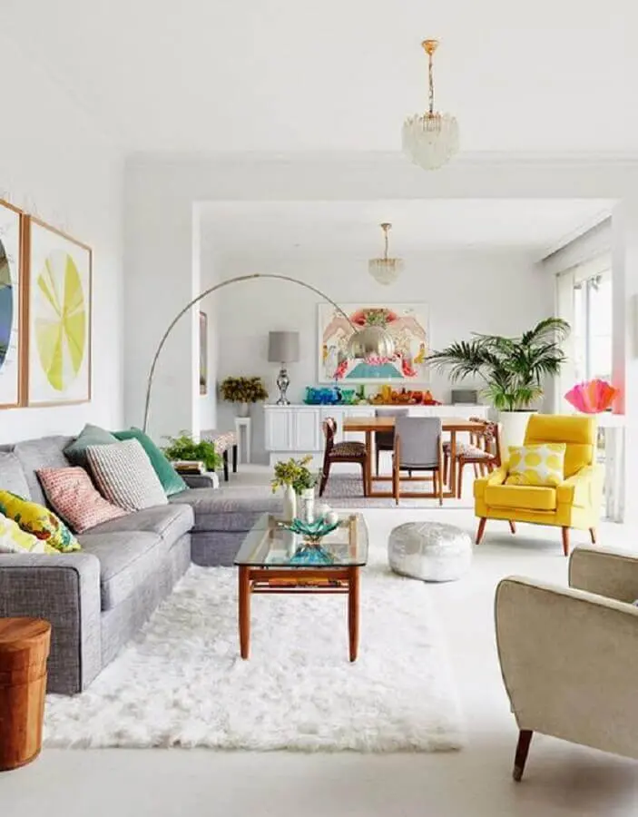 decoração de sala clean com poltrona colorida amarela e sofá cinza com chaise Foto Casa de Valentina