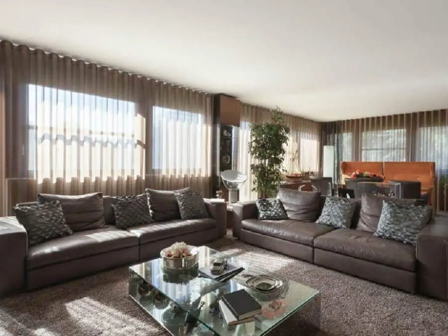 decoração de sala com jogo de sofás grandes cinza Foto Istock