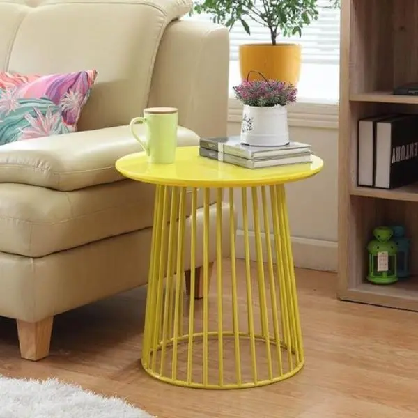 Decoração de sala de estar com mesa lateral alta amarela