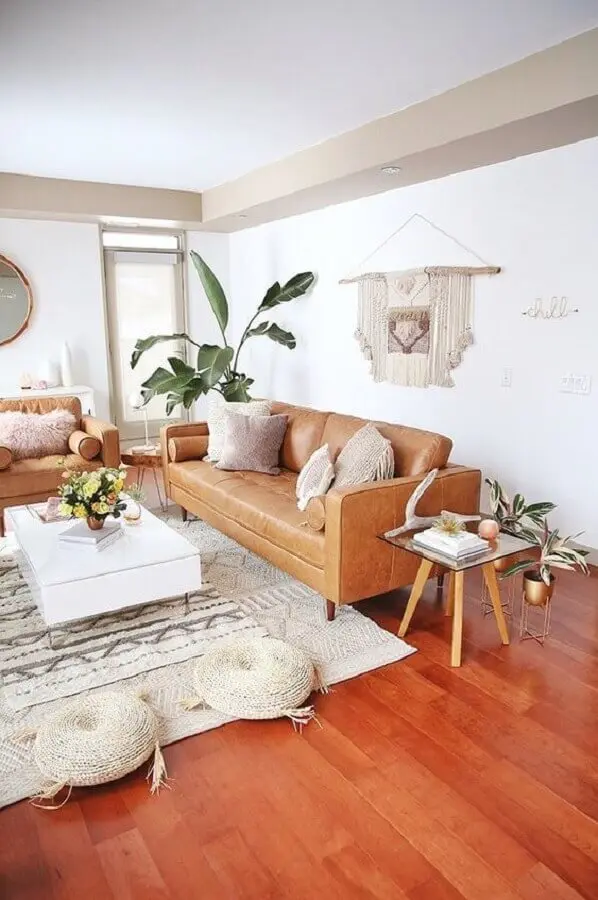 decoração de sala com planta grande e jogo de sofá marrom Foto Casa de Valentina
