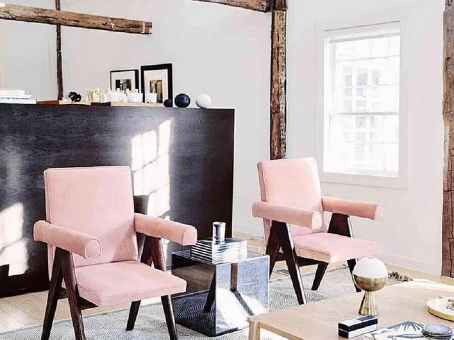 decoração de sala com poltrona rosa de madeira Foto MyDomaine