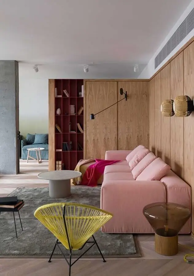 decoração de sala com revestimento de madeira e sofá grande cor de rosa Foto Jeito de Casa