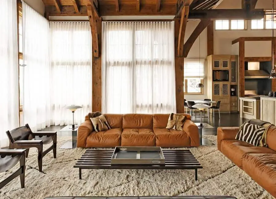 decoração de sala com sofá marrom claro e poltronas de madeira Foto HomeAdore