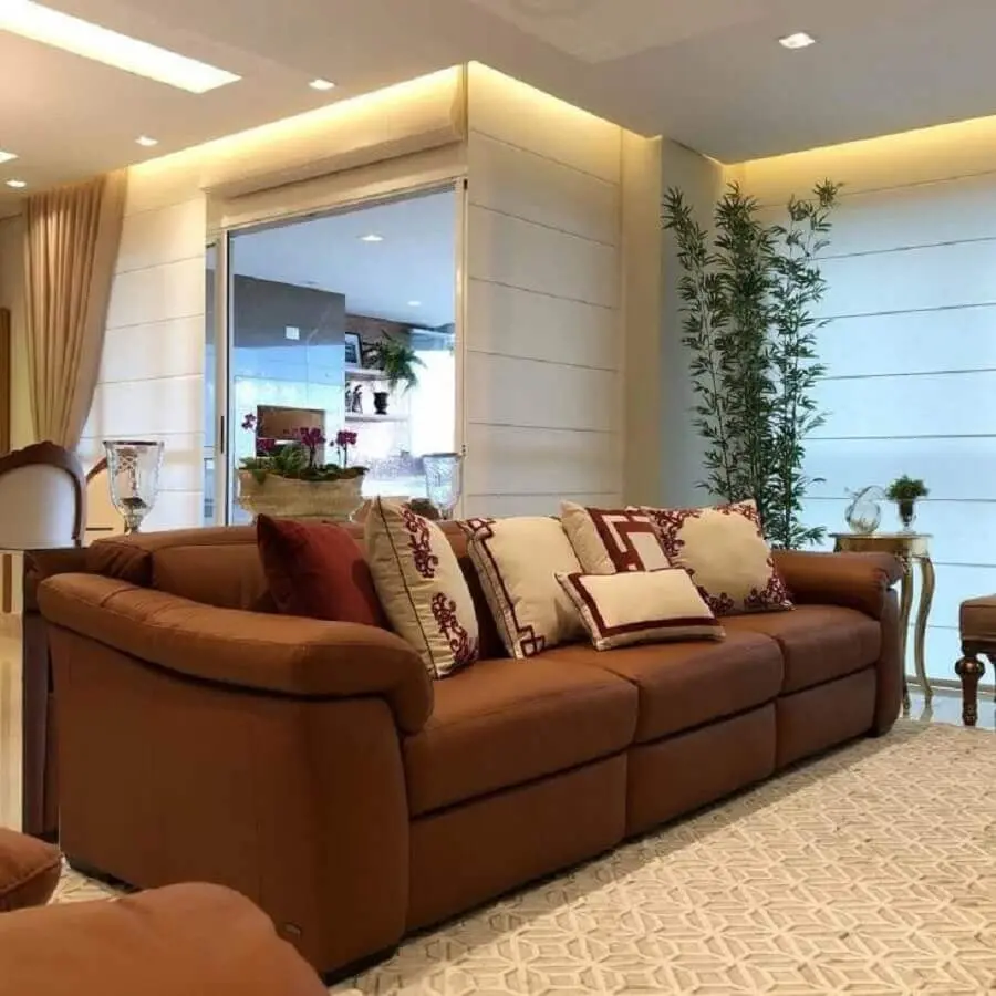 decoração de sala com sofá marrom com almofadas
