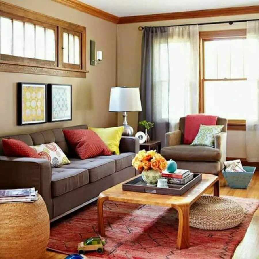 decoração de sala com sofá marrom com almofadas coloridas Foto Jeito de Casa