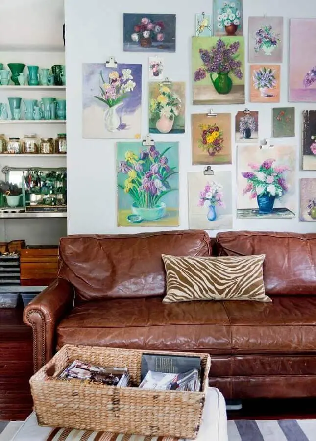 decoração de sala com sofá marrom de couro e quadros de flores na parede Foto Pinterest