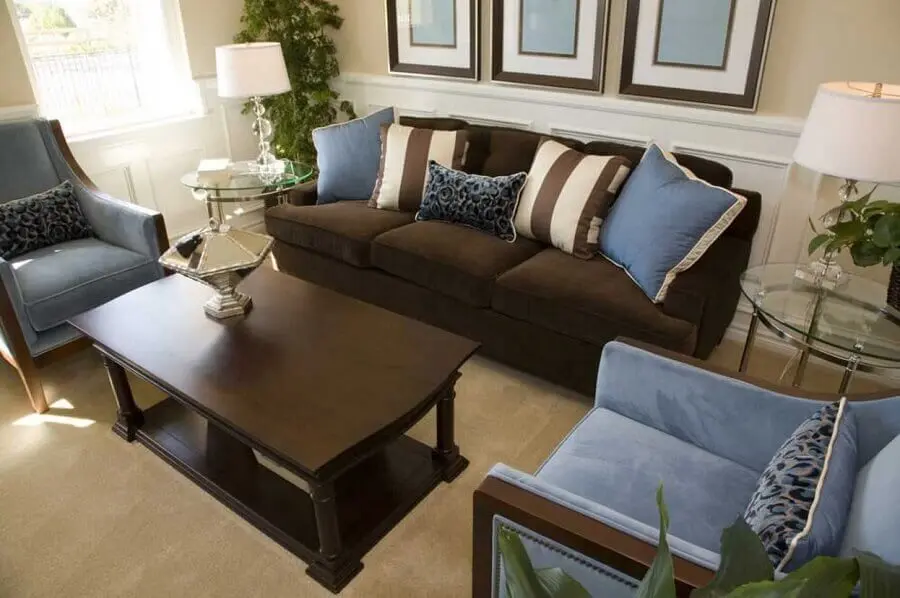decoração de sala com sofá marrom escuro e poltrona azul Foto Pinterest