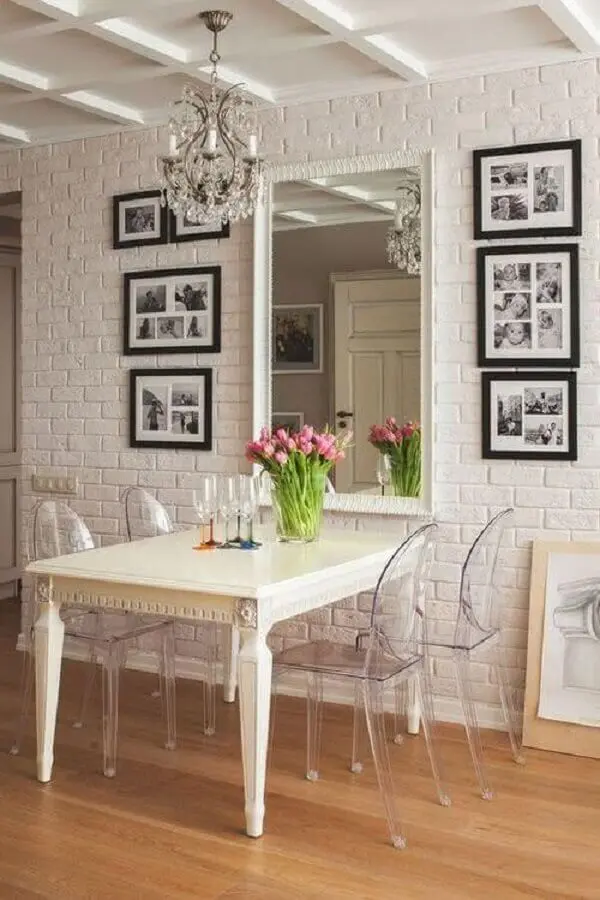 decoração de sala de jantar branca com espelho de parede em parede de tijolinho Foto Pinterest