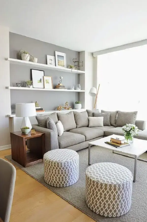 decoração de sala em tons de cinza claro com sofá de canto e puffs redondos Foto Reciclar e Decorar