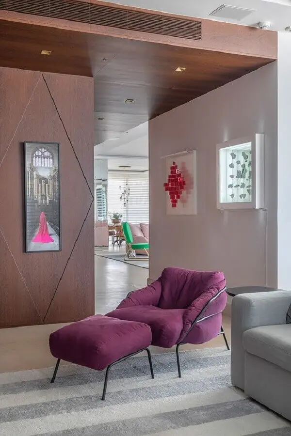 decoração de sala moderna com poltrona colorida roxa Foto Casa de Valentina