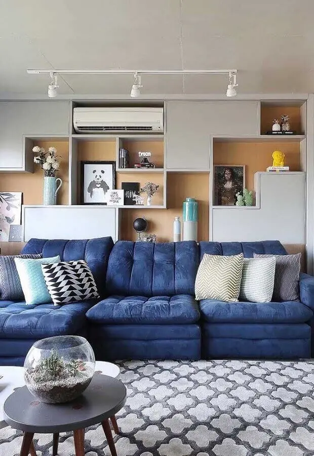 decoração de sala planejada com sofá retrátil grande azul Foto Pinterest