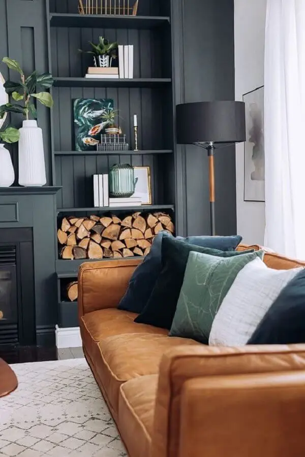 decoração de sala preta com sofá marrom com almofadas em cores neutras Foto Art Gallery