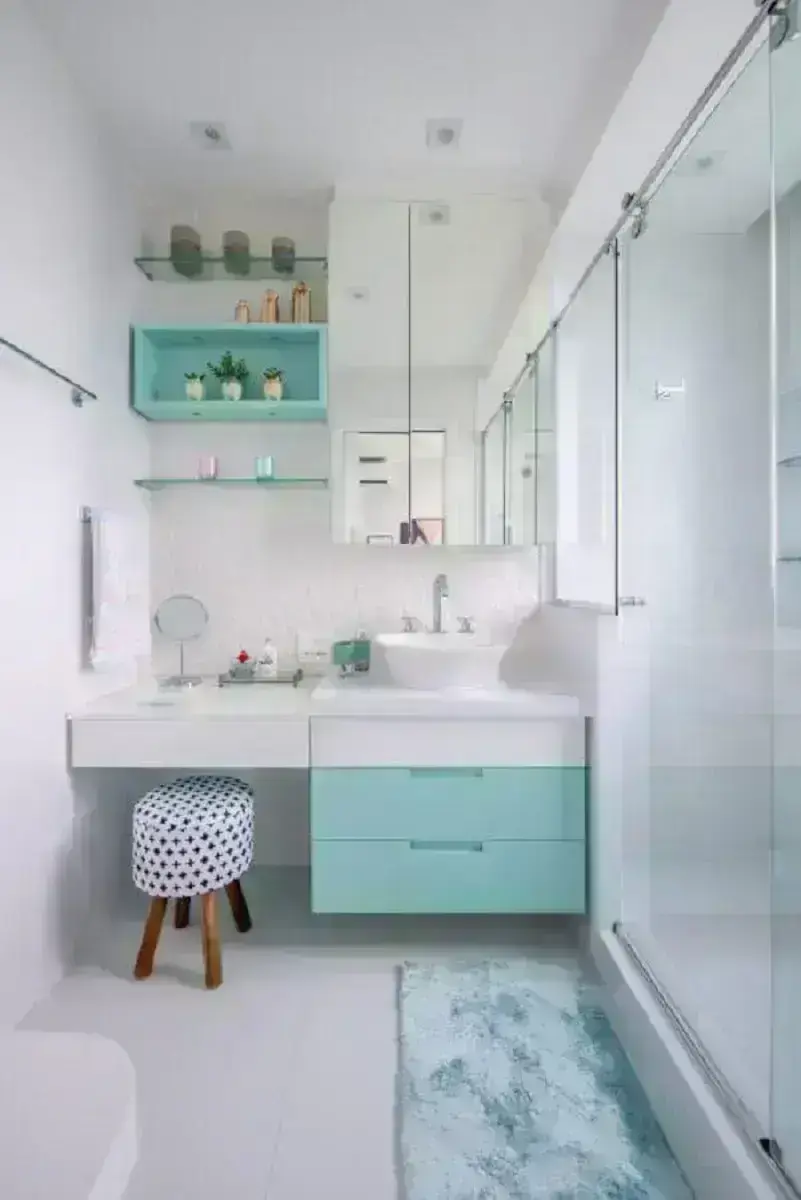 decoração delicada para banheiro sob medida pequeno branco e azul Foto Conexão Décor