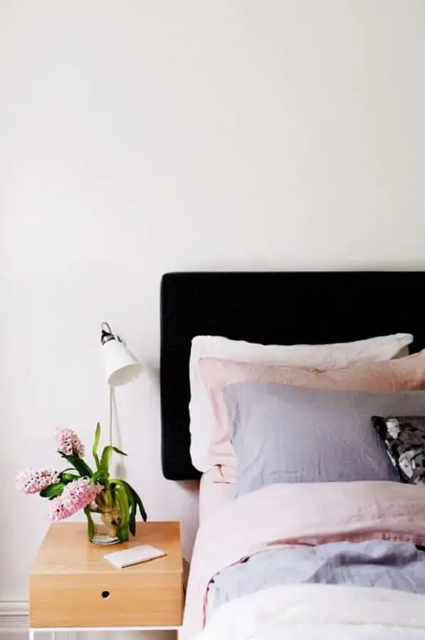 decoração delicada para quarto minimalista com cabeceira estofada preta Foto We Heart It