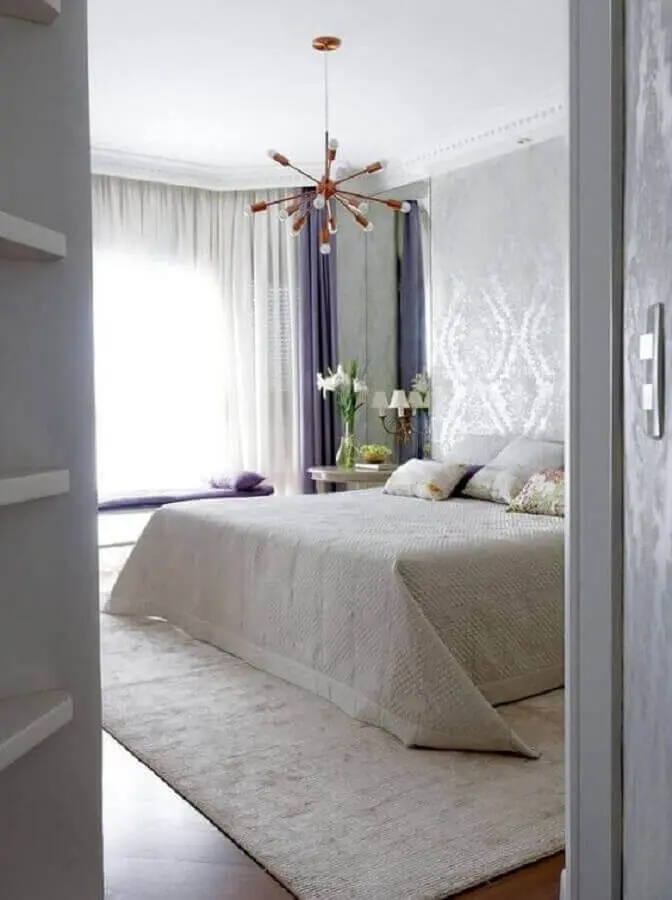 decoração em branco e lilás com lustre pendente para quarto de casal Foto Pinterest