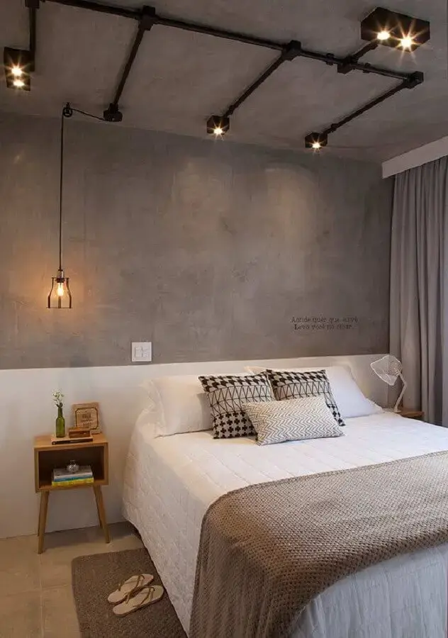 decoração industrial para quarto de casal com parede de cimento queimado e pendente industrial aramado Foto Casa de Valentina