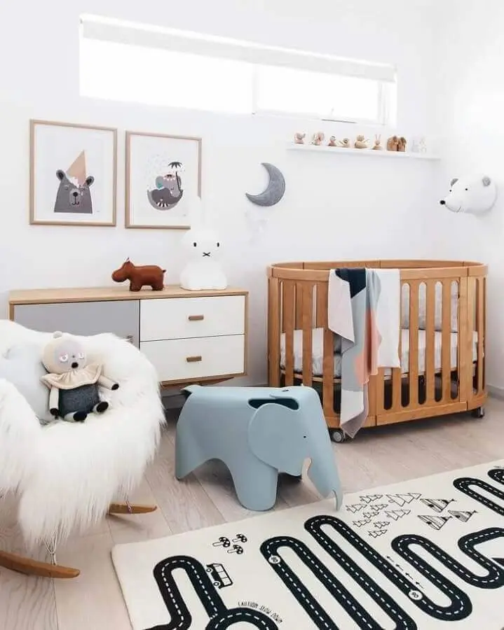 decoração lúdica com quadros para quarto de bebê feminino Foto Pinterest