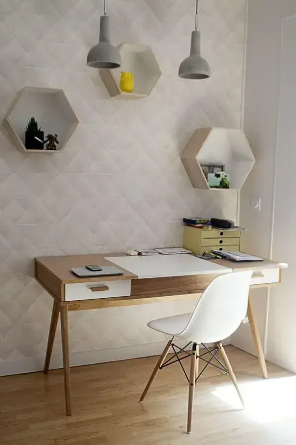 decoração minimalista com papel de parede 3D e mesa para home office com gaveta Foto Jeito de Casa