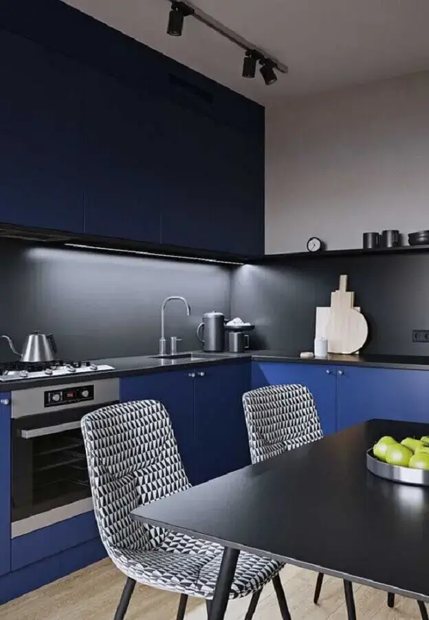 decoração moderna com armário de cozinha azul escuro Foto Mundo das Tribos
