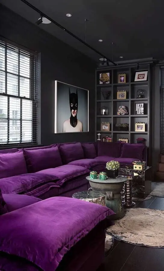 decoração moderna de sala preta com sofá grande confortável Foto Futurist Architecture