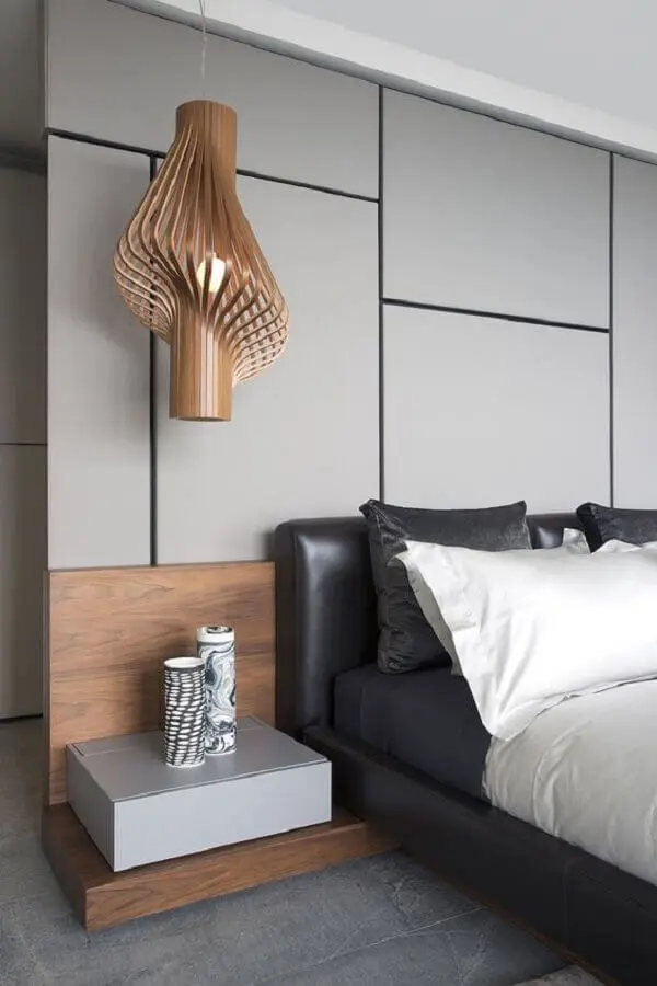 decoração moderna para quarto cinza planejado com cabeceira estofada preta de couro Foto Futurist Architecture