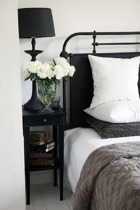 decoração para quarto branco com cabeceira preta Foto Pinterest