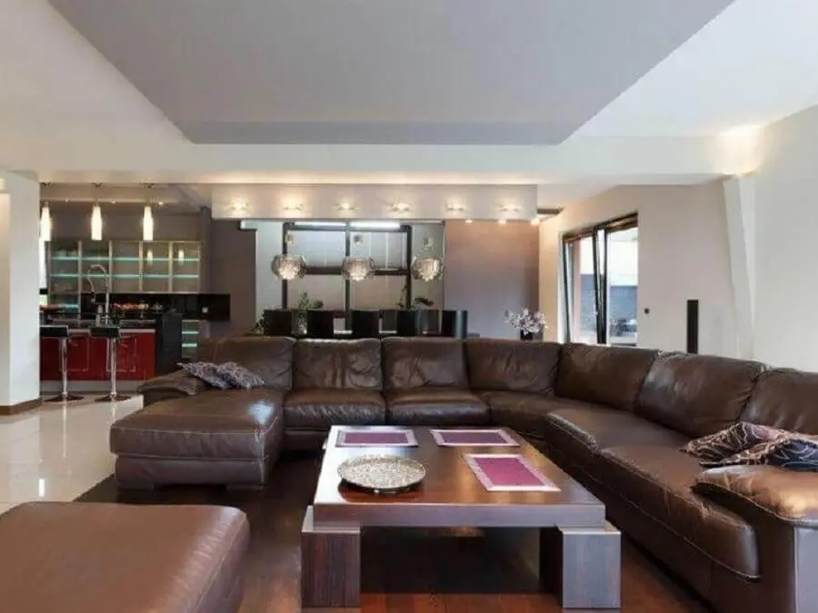 decoração para sala com sofá de canto grande de couro marrom Foto Istock
