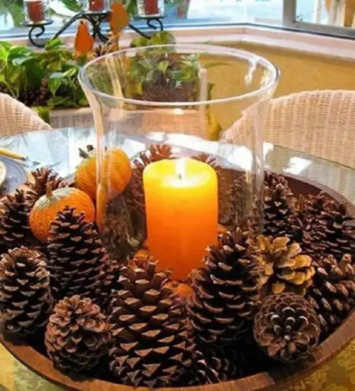 decoração rústica com arranjo de Natal com pinhas e vela  Foto Loving The Home Life