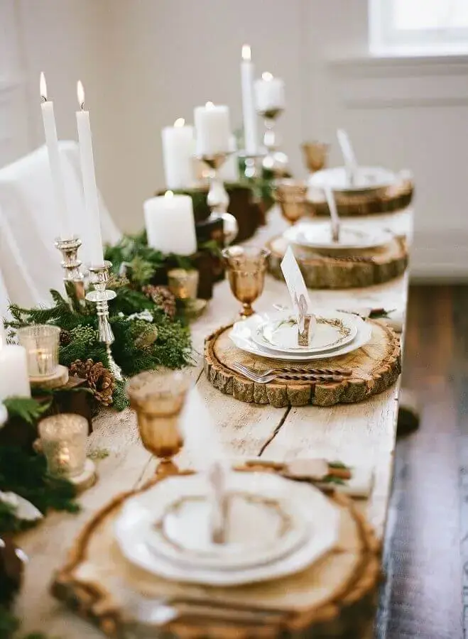 Rustic decor with Christmas arrangements for table with pine cones and candles Photo Pinterest