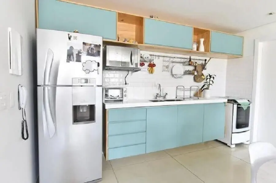 decoração simples com armário de cozinha azul claro com detalhes em madeira Foto Clara Cuono Arquitetura e Interiores