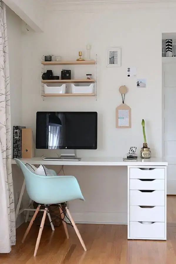 decoração simples com cadeira azul claro e mesa para home office com gavetas Foto Reciclar e Decorar