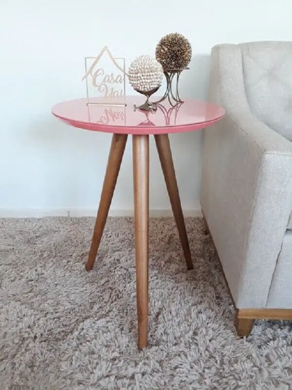 Decoração simples com mesa lateral alta rosa 