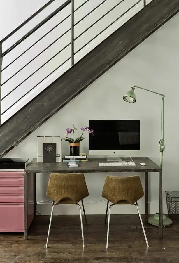 decoração simples com mesa para home office embaixo da escada Foto Pinterest